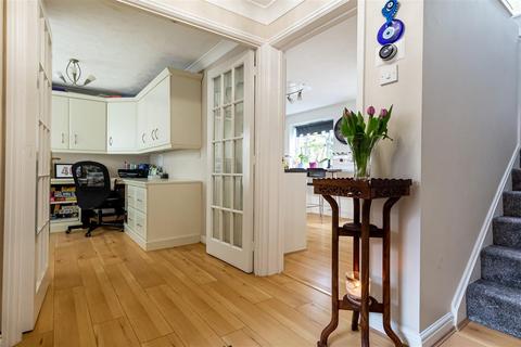 7 Cleves Close, Loughton, IG10 3NN