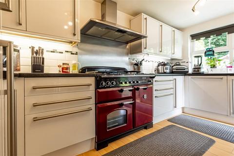 7 Cleves Close, Loughton, IG10 3NN