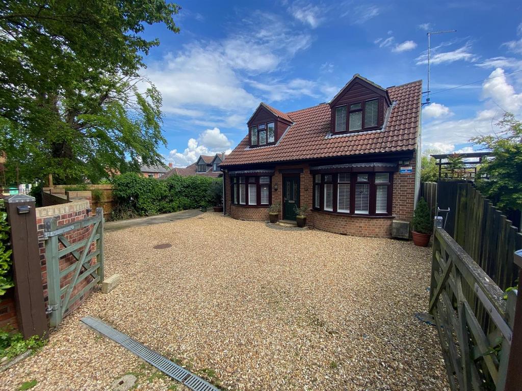 Mill Crescent, Orton Waterville, Peterborough 3 bed detached house for