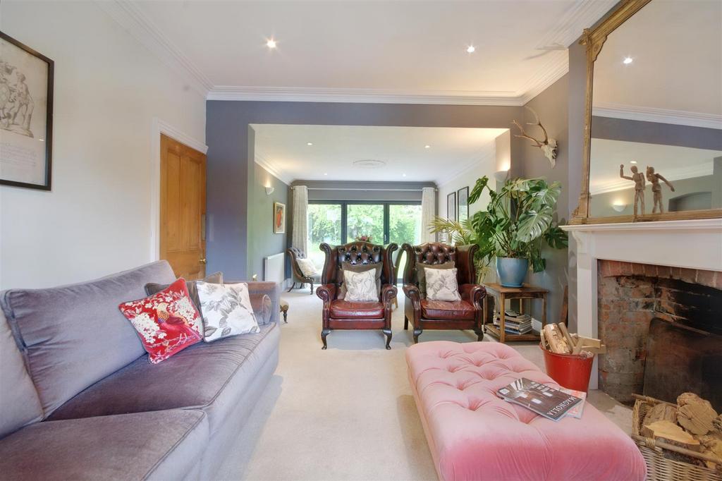 Lounge/Dining Room