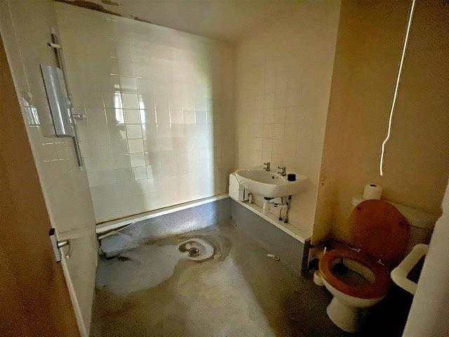 Shower Room 1.jpg