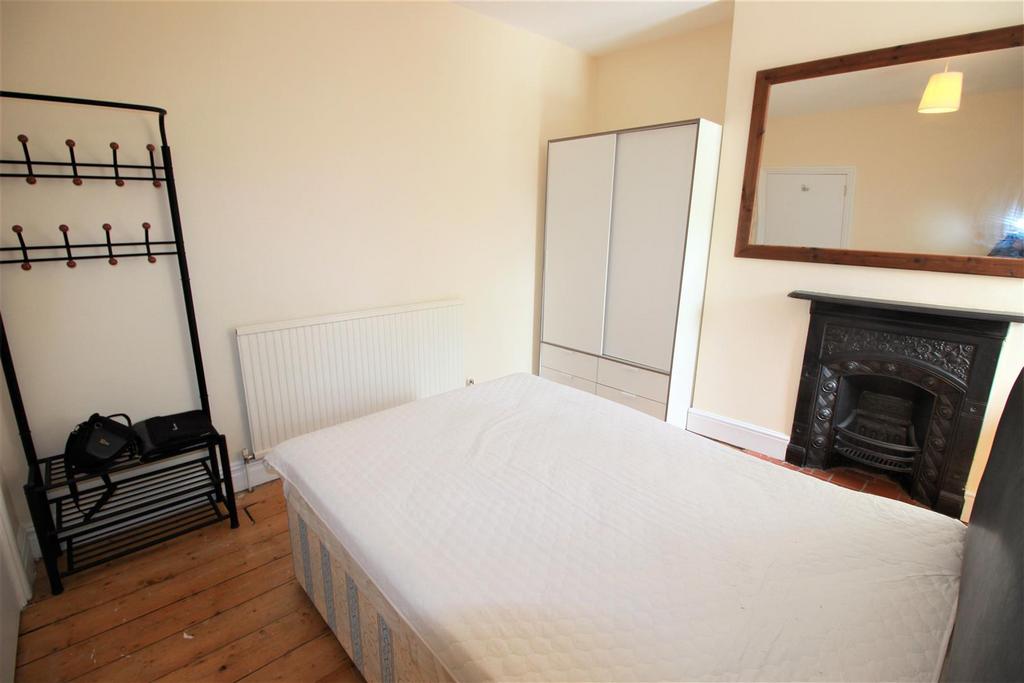 Cowley Road, Uxbridge 1 bed in a house share £850 pcm (£196 pw)