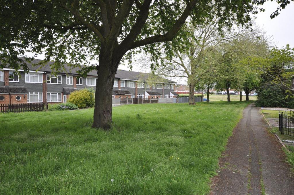 Bromley Lane, Kingswinford 3 bed terraced house £775 pcm (£179 pw)