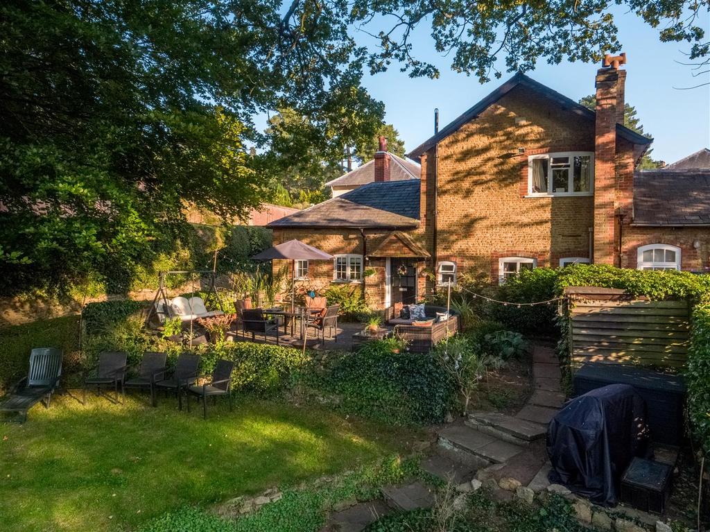 Nr Bramley, Guildford 3 bed house £3,500 pcm (£808 pw)