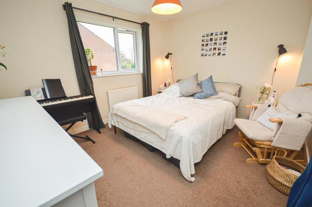 Northwold Avenue West Bridgford Nottingham 2 bed semidetached house £950 pcm (£219 pw)