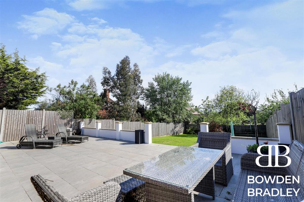 Brocket Way, Chigwell 3 bed semidetached house for sale £550,000