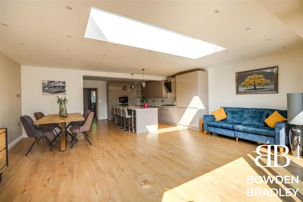 Brocket Way, Chigwell 3 bed semidetached house for sale £550,000