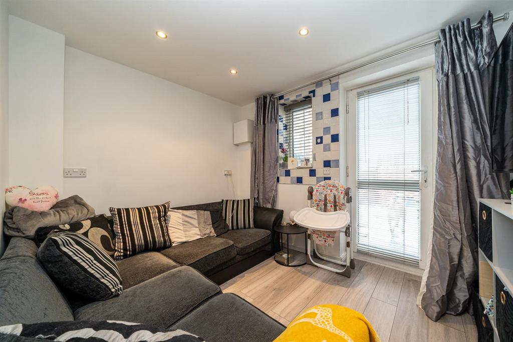 Acorn Road, Hemel Hempstead 2 bed end of terrace house £297,500