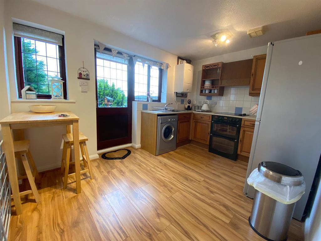 Surrey Drive, Kingswinford 2 bed end of terrace house £795 pcm (£183 pw)