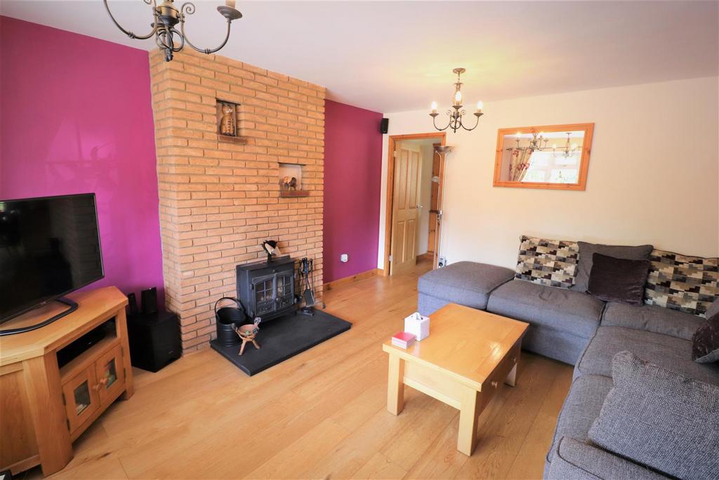 Marlowe Close, East Hunsbury, Northampton 4 bed detached house for sale