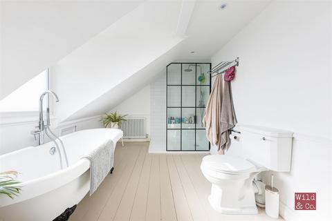 52 Cricketfield Road, London, E5 8NS