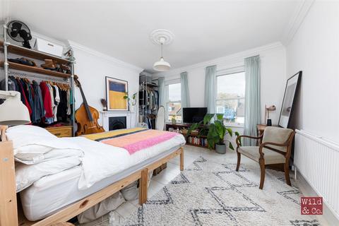 52 Cricketfield Road, London, E5 8NS