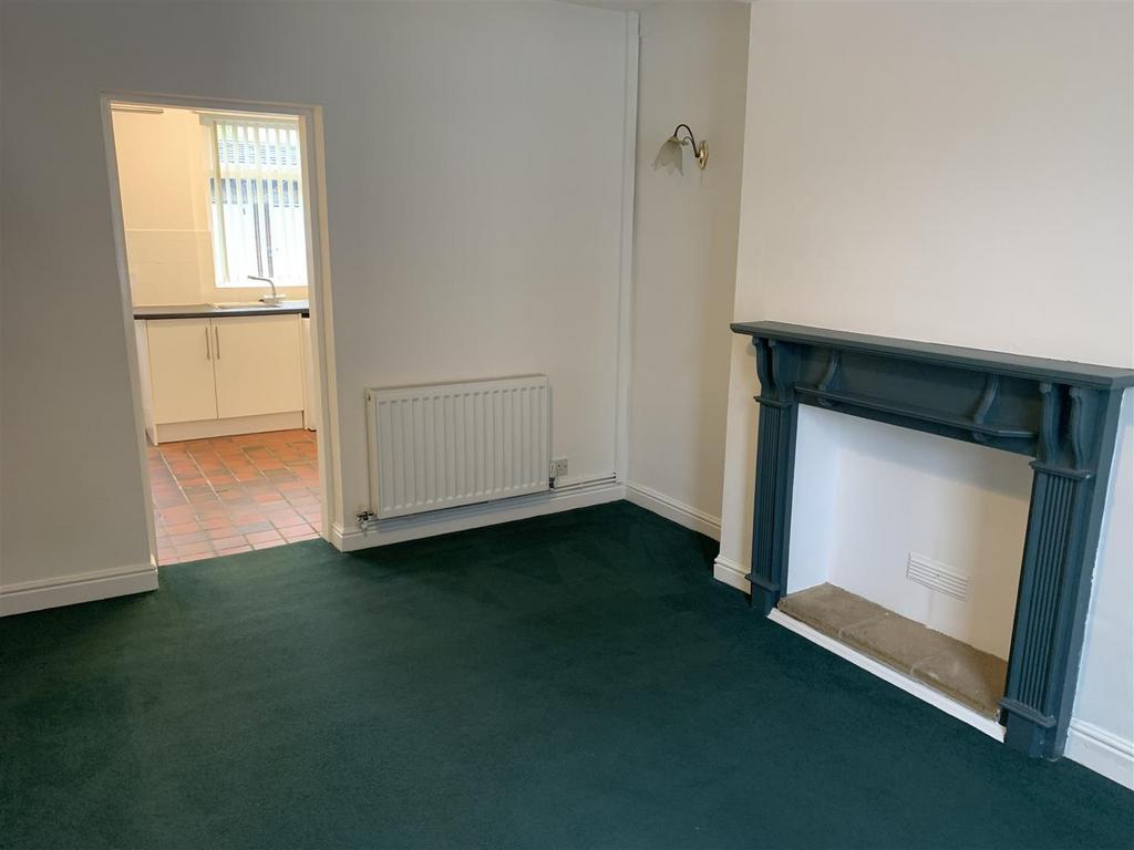 Queen Street, Glossop 2 bed terraced house to rent £795 pcm (£183 pw)