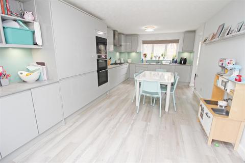 1 Craddocks Close, Bradwell, Milton Keynes, MK13 9DX
