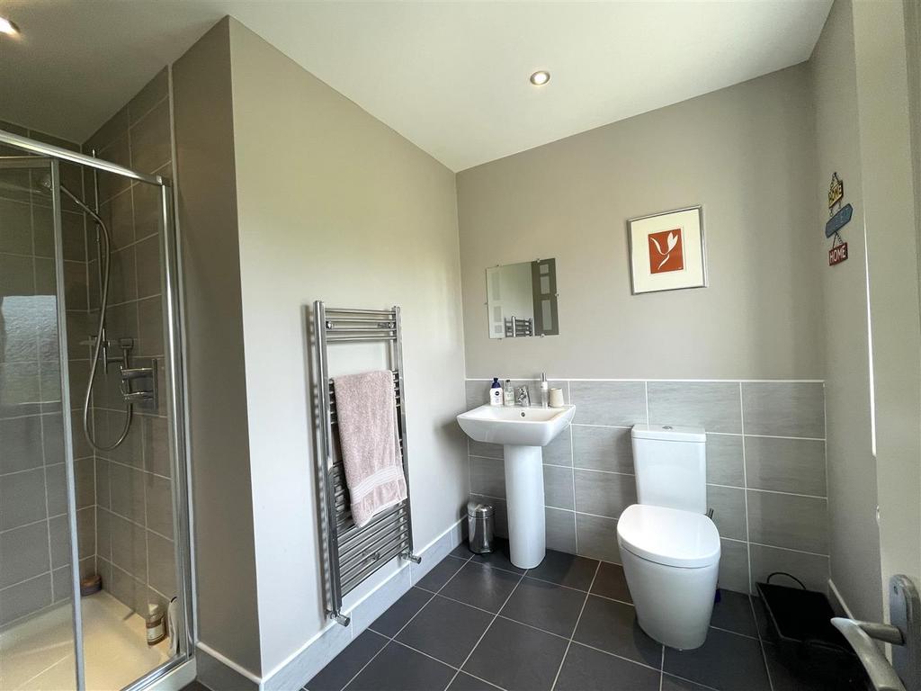 Ensuite 3.JPG