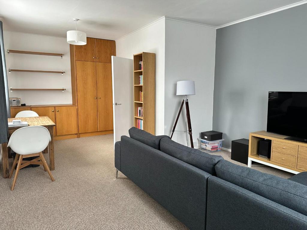 Open plan lounge/dining room