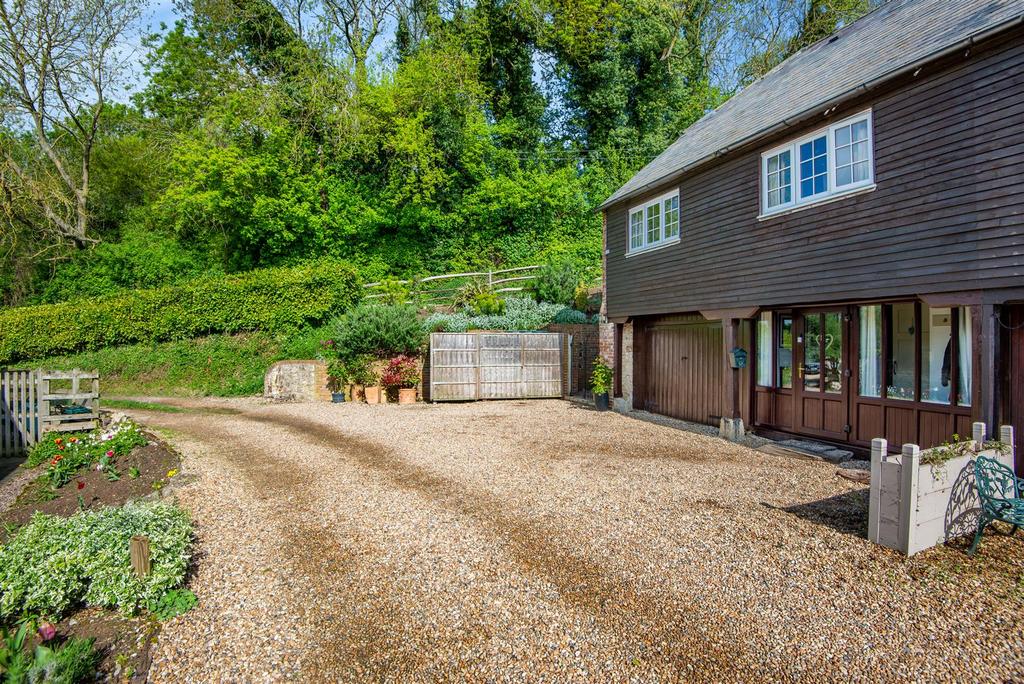 Boyton Court Road, Sutton Valence, Maidstone 6 bed barn conversion for
