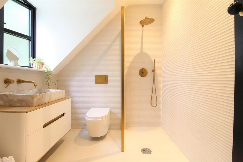 Ensuite Bedroom 1