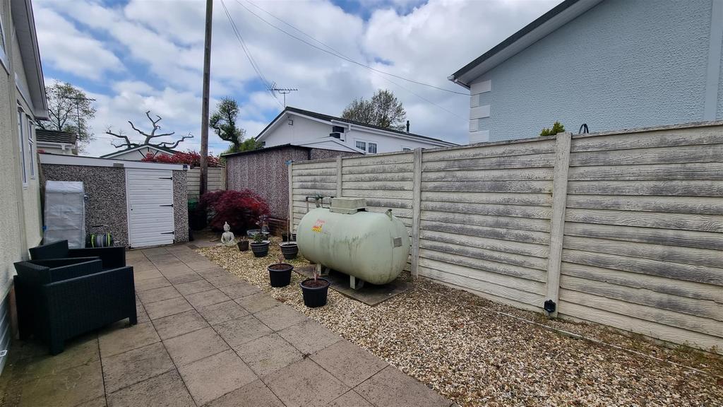 SIDE &amp; REAR GARDENS