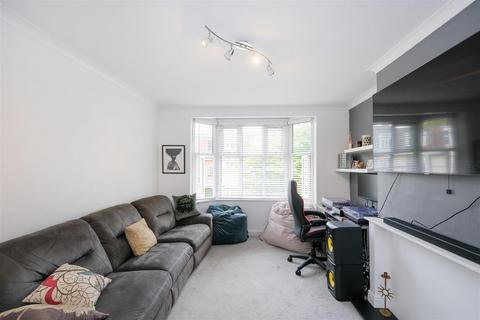 Flat 17, Seymour Court Whitehall Road, Chingford, London, E4 6DZ