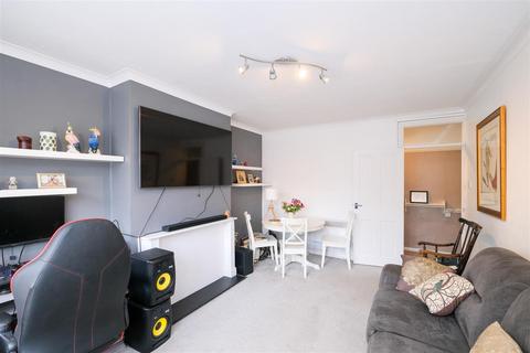Flat 17, Seymour Court Whitehall Road, Chingford, London, E4 6DZ