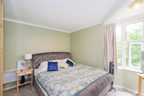 Flat 17, Seymour Court Whitehall Road, Chingford, London, E4 6DZ