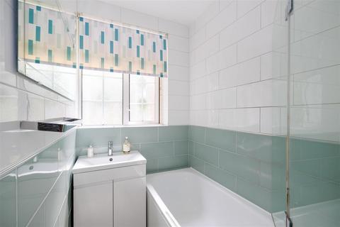 Flat 17, Seymour Court Whitehall Road, Chingford, London, E4 6DZ