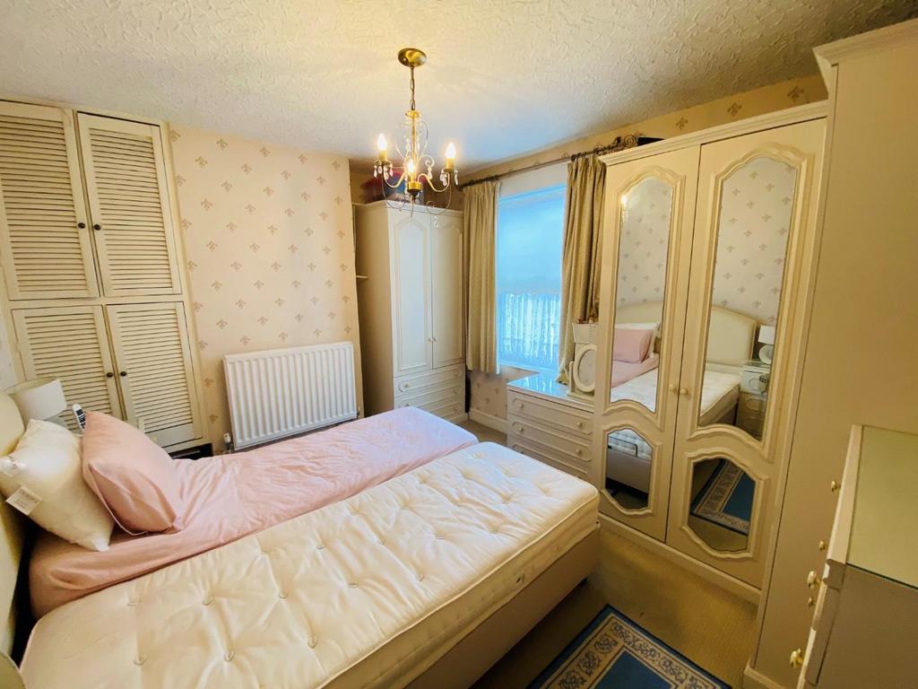 Bed1.jpg
