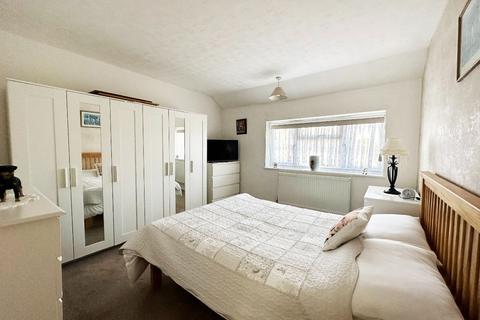 25 Dorking Walk, Romford, RM3 9AF