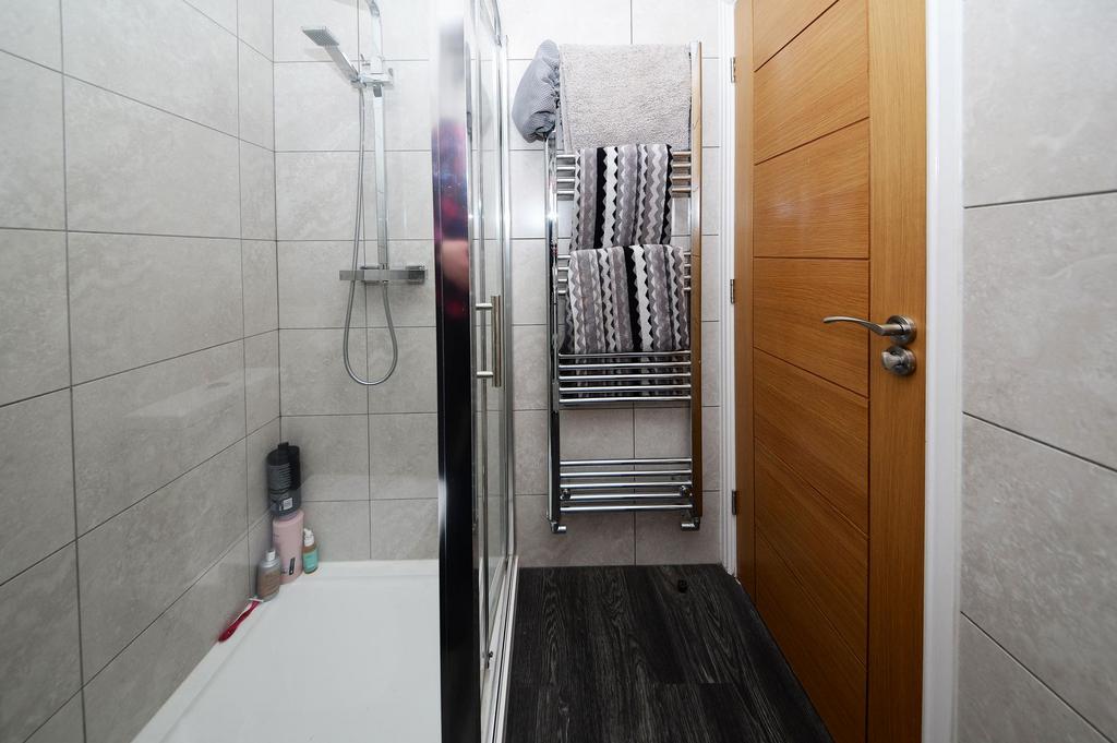 En suite to master