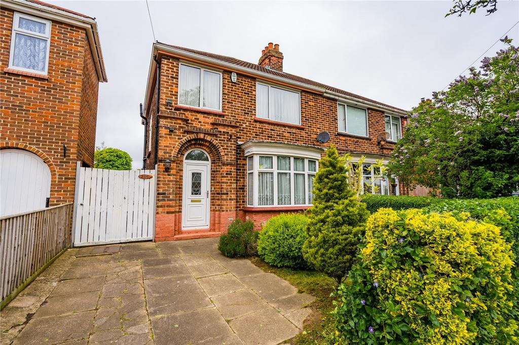 Chelmsford Avenue, Grimsby... 3 bed semidetached house £150,000