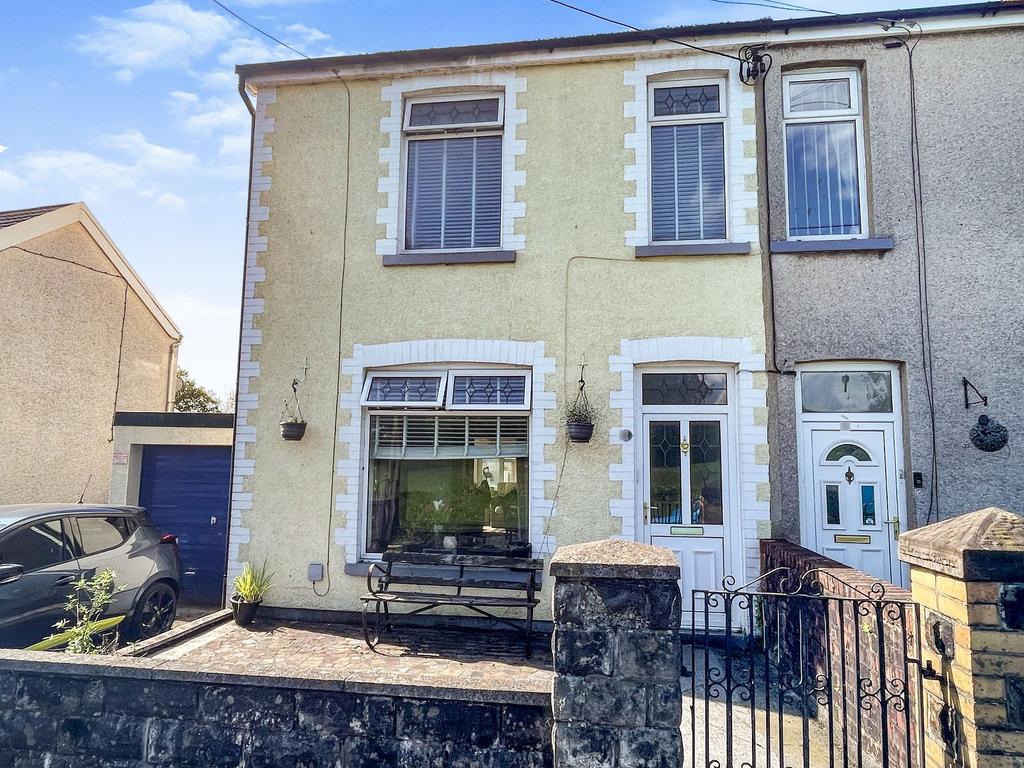 Hendre Road, Pencoed, Bridgend . CF35 6TD 2 bed end of terrace house