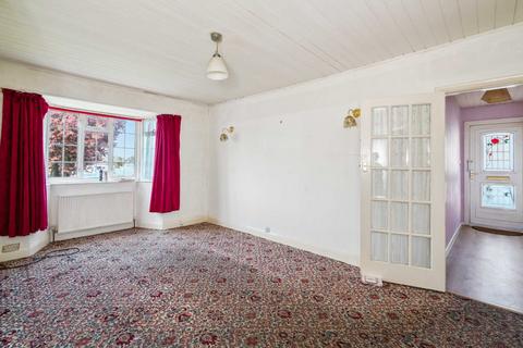 2 bedroom bungalow for sale - Oundle Avenue, Bushey