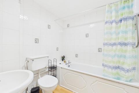 2 bedroom apartment to rent, Lawrence Court, Alma Road, Windsor, Berkshire, SL4