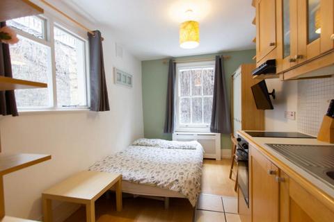 Studio to rent, Claverton Street, Pimlico, London, SW1V