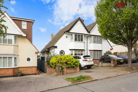 2 bedroom semi-detached house for sale - Heriot Avenue, Chingford E4
