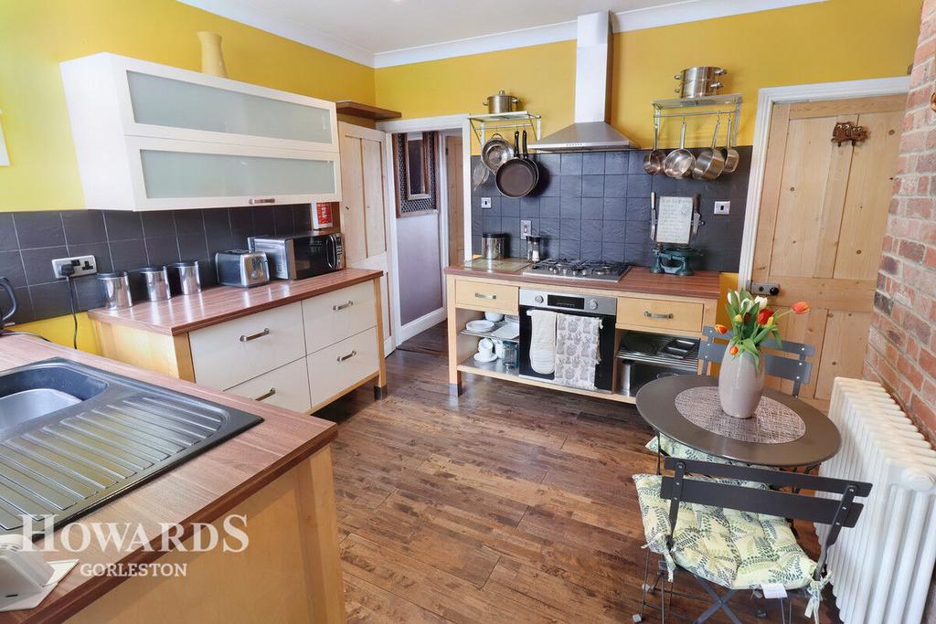 Pier Plain, Gorleston 2 bed semidetached house for sale £190,000