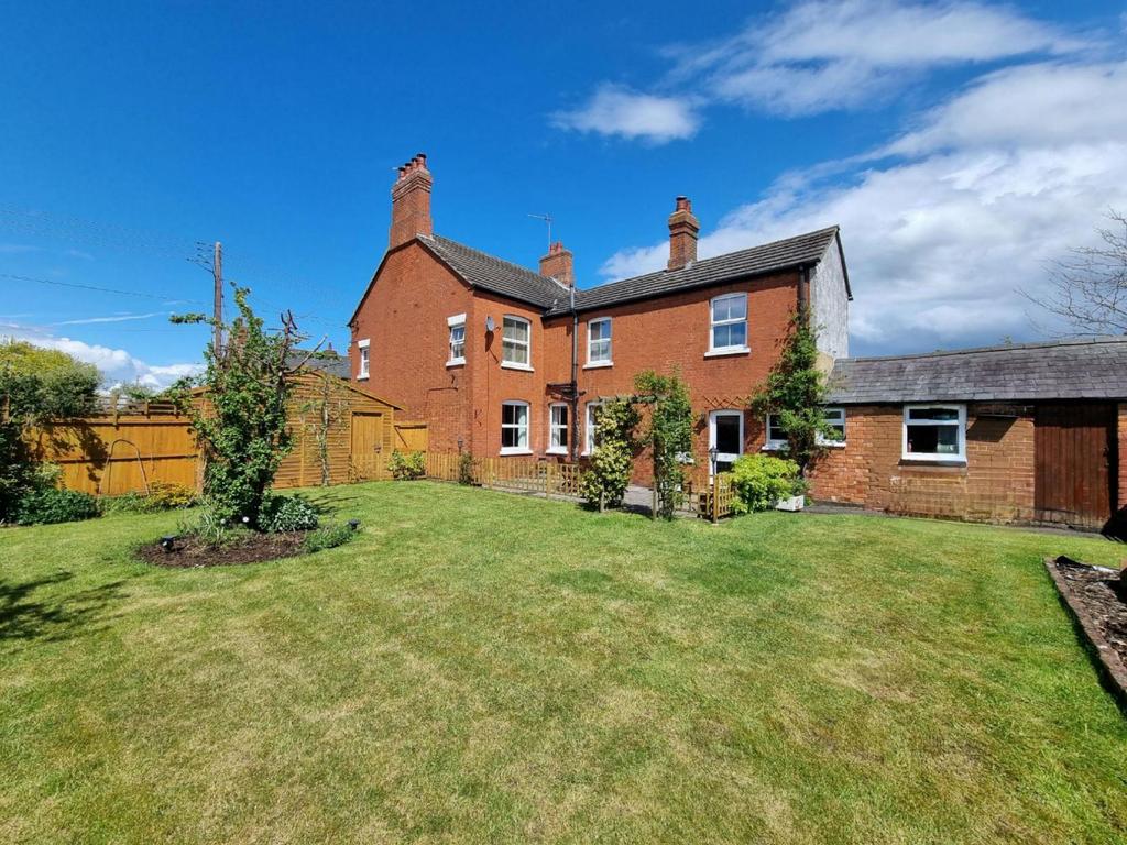 East Street, Long Buckby, Northampton NN6 7RA 4 bed semidetached house