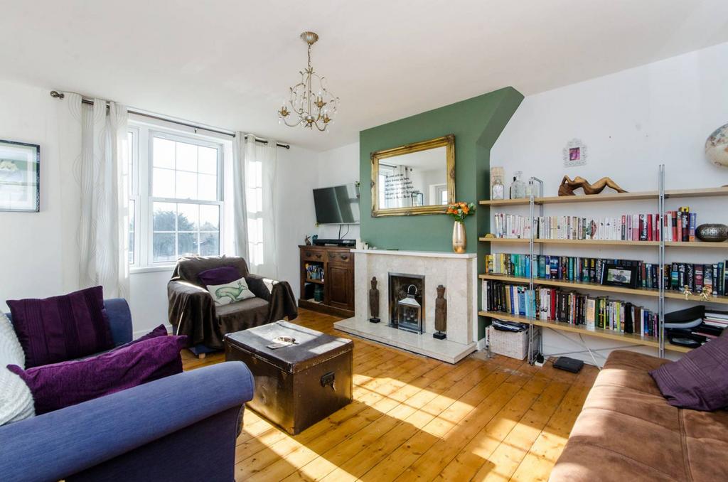 Grand Drive, Raynes Park, London, SW20 3 bed flat to rent £1,800 pcm