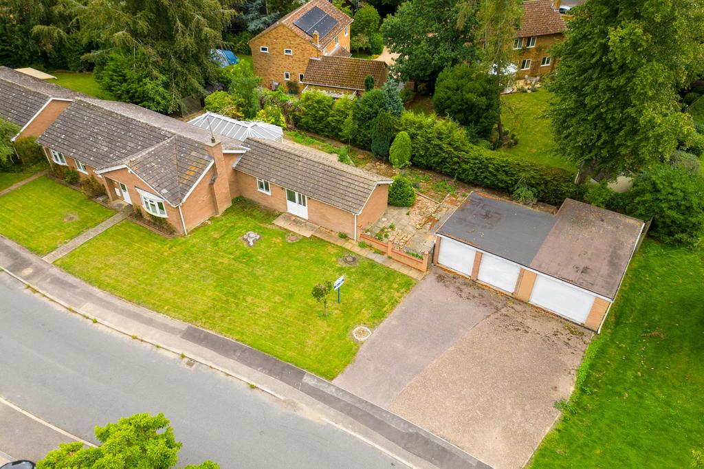 Parsons Drive, Ellington, Cambridgeshire. 4 bed detached bungalow for