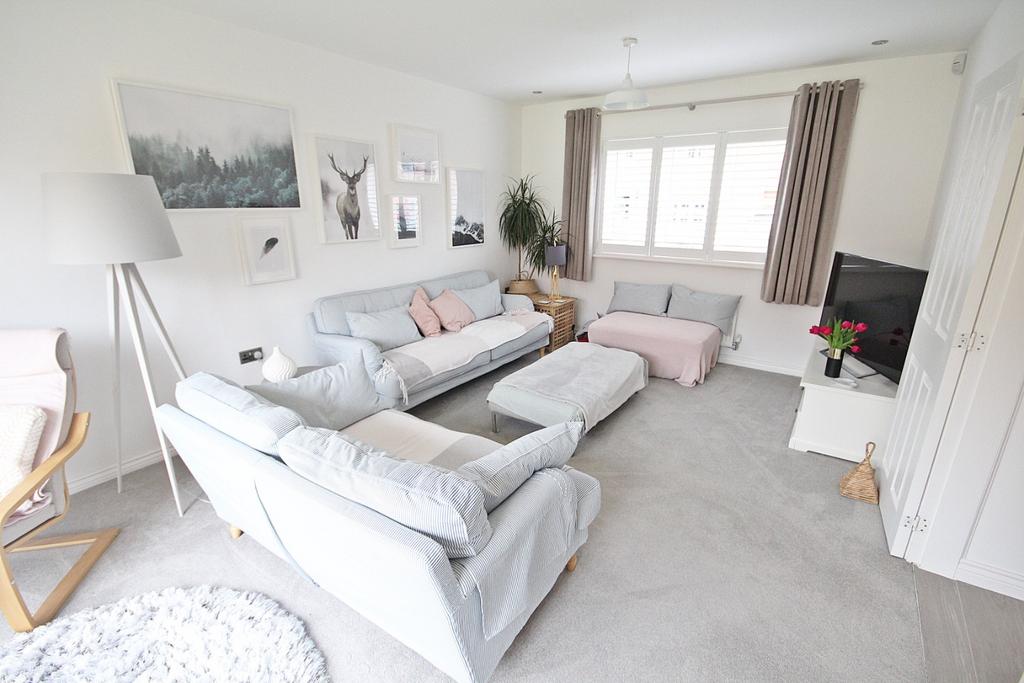 Darwin Croft, Flitwick 5 bed detached house £695,000