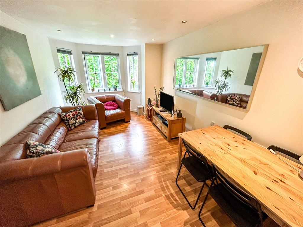 Chelsfield Grove, Chorlton, M21 2 bed flat £1,000 pcm (£231 pw)