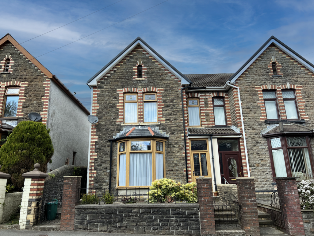 Cemetery Road Porth Porth 4 bed semidetached house £255,000