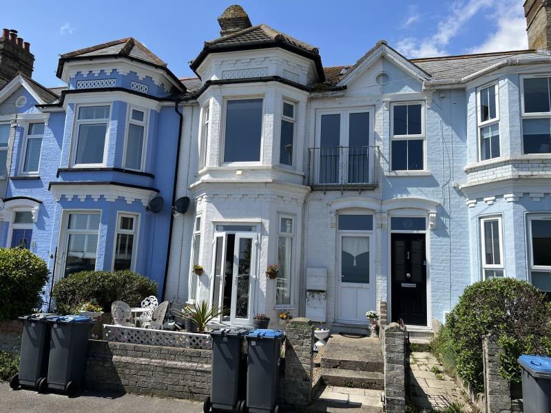 MANOR TERRACE, FELIXSTOWE. 1 bed apartment £695 pcm (£160 pw)