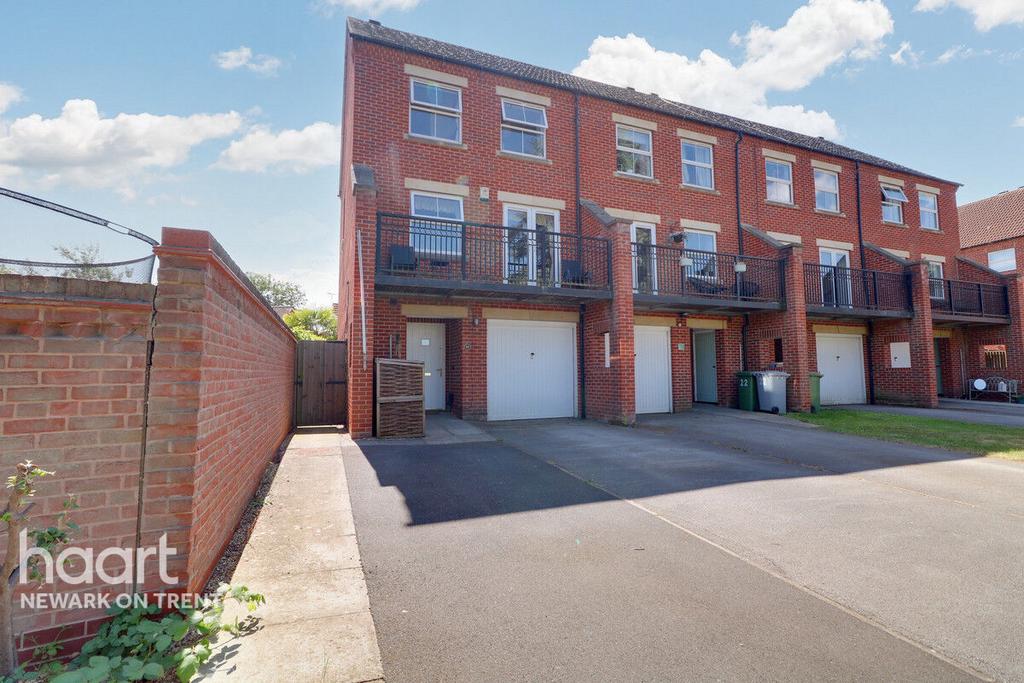 Cameron Lane, Newark 4 bed end of terrace house for sale £250,000