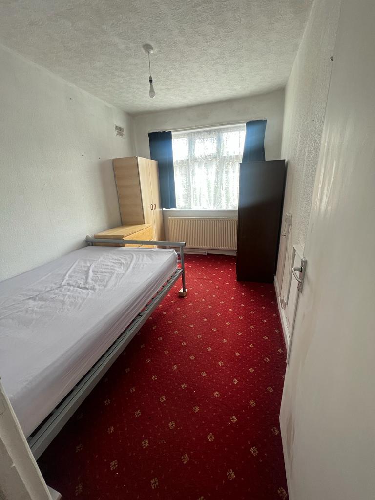 Ilford, IG1 2XA 1 bed flat £1,000 pcm (£231 pw)