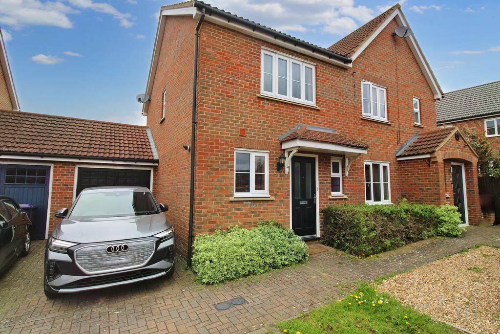 Hunt Hill Close, Stevenage SG1 2 bed semidetached house for sale £