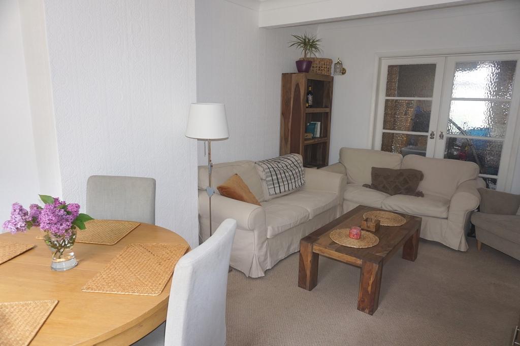 Compton Crescent, Chessington... 3 bed end of terrace house £2,000