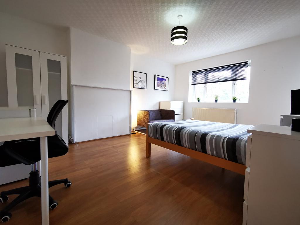 Mile End Road, London E1 1 bed in a flat share to rent £950 pcm (£219 pw)
