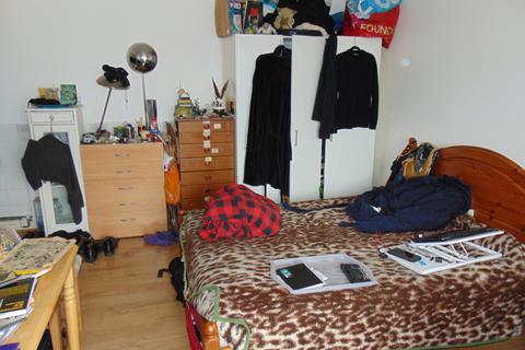 72 Comyns Close, London, E16 4JJ